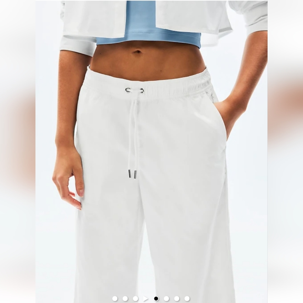Athleta NWT Mid Rise Wide Leg Crop Pants Size Petite Large - Picture 2 of 5